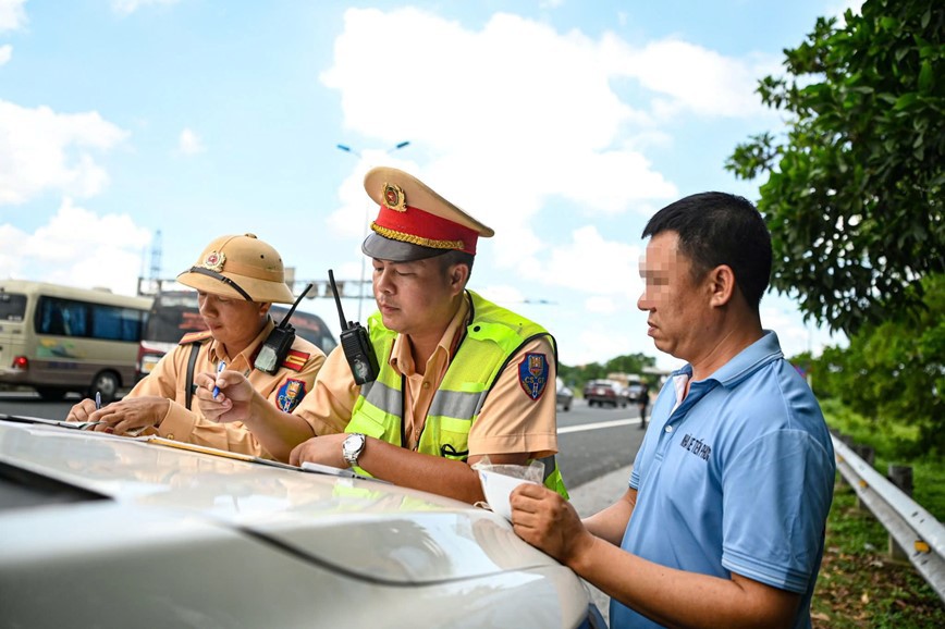 Một t&agrave;i xế vi phạm bị lập bi&ecirc;n bản xử phạt.