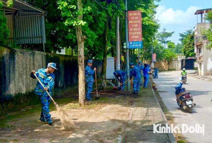 Lực lượng qu&acirc;n đội cũng được huy động c&ugrave;ng với người d&acirc;n v&agrave; đơn vị vệ sinh m&ocirc;i trường l&agrave;m c&ocirc;ng t&aacute;c dọn vệ sinh, khử khuẩn ở c&aacute;c tuyến đường đi v&agrave;o th&ocirc;n Lại Đ&agrave; - l&agrave; một trong ba địa điểm ch&iacute;nh sẽ diễn ra tang lễ Tổng B&iacute; thư Nguyễn Ph&uacute; Trọng tại địa b&agrave;n huyện Đ&ocirc;ng Anh.