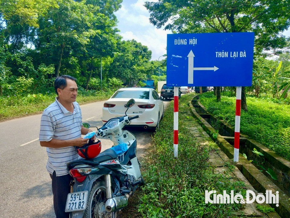 &Ocirc;ng Ng&ocirc; Hữu Nghĩa - thường tr&uacute; th&ocirc;n Cổ Ch&acirc;u, x&atilde; V&acirc;n H&agrave;, huyện Đ&ocirc;ng Anh đang sống v&agrave; l&agrave;m việc tại TP Hồ Ch&iacute; Minh. Sau khi nghe tin Tổng B&iacute; thư Nguyễn Ph&uacute; Trọng qua đời, &ocirc;ng đ&atilde; tức tốc trở về qu&ecirc; v&agrave; đến th&ocirc;n Lại Đ&agrave; để tưởng niệm Tổng B&iacute; thư. "T&ocirc;i v&ocirc; c&ugrave;ng đau buồn v&agrave; thương tiếc trước sự ra đi của b&aacute;c Nguyễn Ph&uacute; Trọng. Người d&acirc;n Đ&ocirc;ng Anh ch&uacute;ng t&ocirc;i n&oacute;i ri&ecirc;ng v&agrave; cả nước n&oacute;i chung đều d&agrave;nh cho b&aacute;c những t&igrave;nh cảm đặc biệt, b&aacute;c ra đi để lại nhiều sự tiếc thương cho d&acirc;n tộc, cho đất nước,&nbsp; bởi b&acirc;y giờ đất nước ch&uacute;ng ta đang rất cần một người l&atilde;nh đạo li&ecirc;m khiết, cương trực như b&aacute;c" - &ocirc;ng Ng&ocirc; Hữu Nghĩa ngậm ng&ugrave;i chia sẻ.