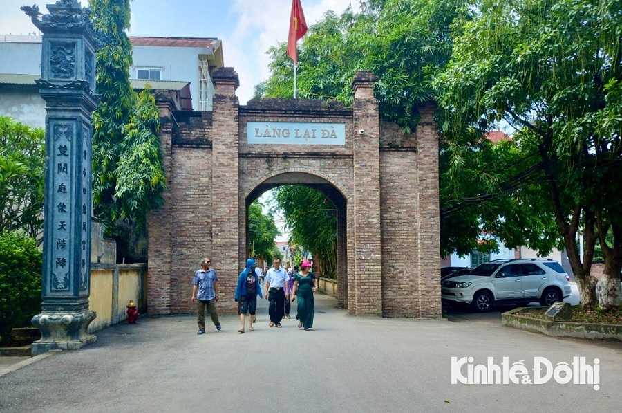 Những ng&agrave;y gần đ&acirc;y, từng đo&agrave;n người d&acirc;n ở khắp c&aacute;c nơi đổ về l&agrave;ng Lại Đ&agrave;, đứng trước căn nh&agrave; m&agrave; Tổng B&iacute; thư Nguyễn Ph&uacute; Trọng sinh ra v&agrave; lớn l&ecirc;n để tưởng niệm, sau khi biết th&ocirc;ng tin Tổng B&iacute; thư qua đời.