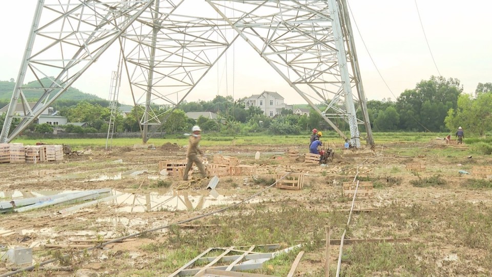 " Để bảo đảm c&ocirc;ng t&aacute;c an to&agrave;n v&agrave; tiến độ thi c&ocirc;ng, chủ đầu tư y&ecirc;u cầu đơn vị thi c&ocirc;ng khi thời tiết thuận lợi l&agrave; phải thi c&ocirc;ng ngay. Bảo quản tốt vật tư thiết bị. Với những vị tr&iacute; cao, nguy cơ sạt lở th&igrave; thi c&ocirc;ng phải đảm bảo an to&agrave;n..." , c&aacute;n bộ Tổng C&ocirc;ng ty truyền tải điện Quốc gia Nguyễn Hữu Nguy&ecirc;n c&oacute; mặt tại hiện trường thi c&ocirc;ng đoạn Quỳnh Lưu th&ocirc;ng tin.