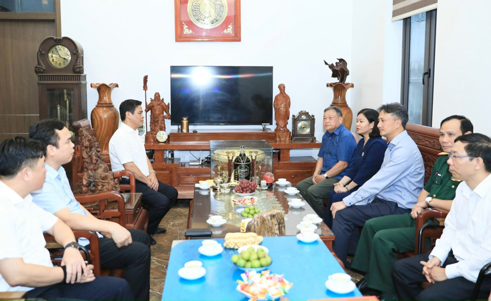 Ph&oacute; B&iacute; thư Thường trực Th&agrave;nh ủy Nguyễn Thị Tuyến thăm hỏi gia đ&igrave;nh thương binh Ho&agrave;ng Ngọc Th&agrave;nh, x&atilde; Hợp Thanh (huyện Mỹ Đức).