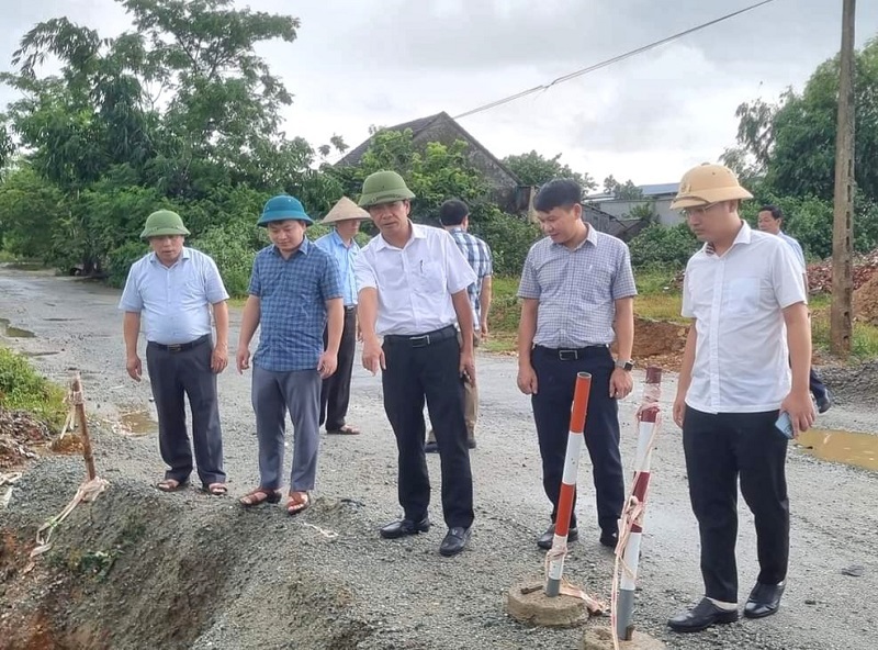 Chủ tịch UBND huyện Can Lộc V&otilde; Xu&acirc;n Linh v&agrave; đại diện một số cơ quan, đơn vị li&ecirc;n quan trực tiếp kiểm tra hiện trường thi c&ocirc;ng dự &aacute;n n&acirc;ng cấp, mở rộng tuyến đường ĐH.36