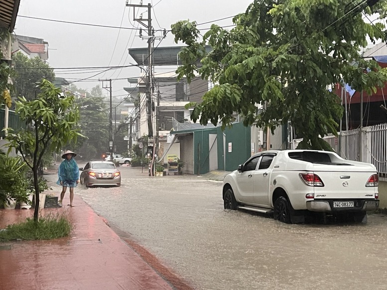 Mưa lớn gây ngập nhẹ tại một số nơi phường Cao Thắng, TP Hạ Long.