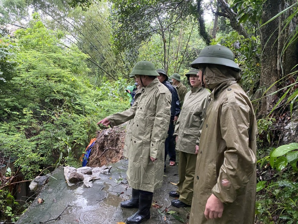 &Ocirc;ng Nguyễn Xu&acirc;n K&yacute;, B&iacute; thư Tỉnh ủy, Chủ tịch HĐND tỉnh Quảng Ninh, trực tiếp kiểm tra c&ocirc;ng t&aacute;c khắc phục ảnh hưởng của cơn b&atilde;o số 2 tại th&agrave;nh phố Hạ Long.&nbsp;Ảnh: b&aacute;o Quảng Ninh