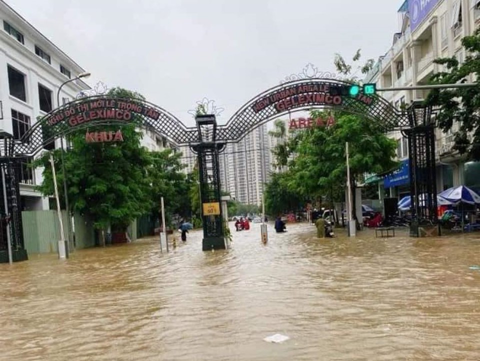 Một số điểm ngập cũng xuất hiện trong c&aacute;c tuyến đường nội bộ tại khu đ&ocirc; thị.