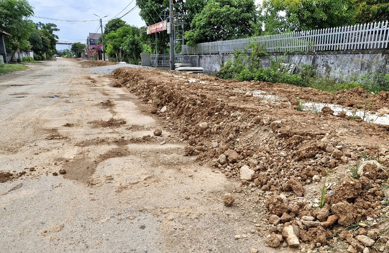 Dọc 2 b&ecirc;n tuyến mương tho&aacute;t nước, đất được nạo v&eacute;t, đắp gia cố kịp thời, kh&ocirc;ng để vương v&atilde;i tr&ecirc;n đường, g&acirc;y &ocirc; nhiễm m&ocirc;i trường