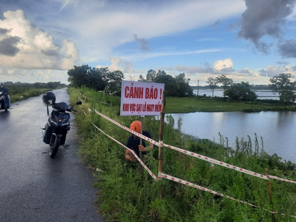 Phần m&aacute;i đ&ecirc; thuộc tuyến đ&ecirc; tả Đ&aacute;y huyện &Yacute; Y&ecirc;n (ph&iacute;a s&ocirc;ng), đoạn từ Km 169+020 - Km 169+291 bị ngấm sũng nước g&acirc;y ra hiện tượng sạt trượt. Ảnh: Trần Kim