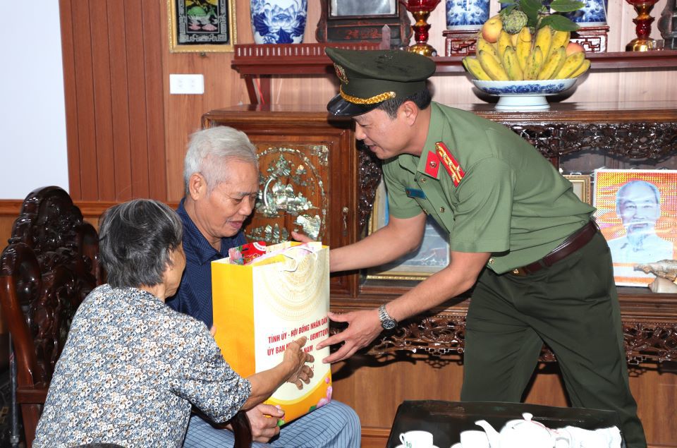 Đại t&aacute; T&ocirc; Anh Dũng - Ủy vi&ecirc;n Ban Thường vụ Tỉnh ủy, B&iacute; thư Đảng ủy, Gi&aacute;m đốc C&ocirc;ng an tỉnh c&ugrave;ng đo&agrave;n đến thăm, tặng qu&agrave; gia đ&igrave;nh thương binh Trần Ngọc Sắc tại th&ocirc;n đội 2 x&atilde; Ngọc Lũ, huyện B&igrave;nh Lục, tỉnh H&agrave; Nam.