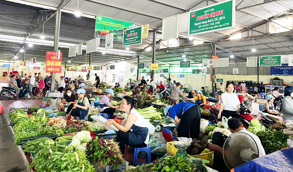 Người ti&ecirc;u d&ugrave;ng thận trọng lựa chọn, chế biến, bảo quản v&agrave; sử dụng thực phẩm an to&agrave;n.