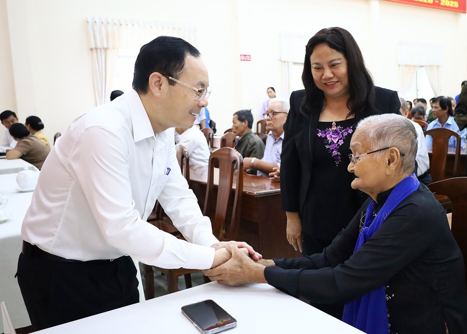 &Ocirc;ng Nguyễn Văn Hiếu, B&iacute; thư Th&agrave;nh ủy Cần Thơ &acirc;n cần thăm hỏi Mẹ Việt Nam anh h&ugrave;ng.