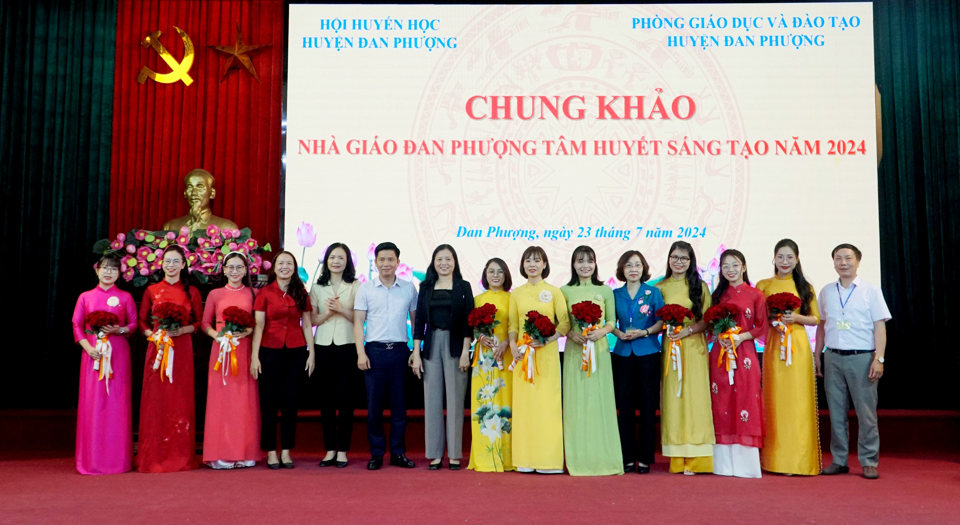 L&atilde;nh đạo huyện Đan Phượng tặng hoa ch&uacute;c mừng 9 th&iacute; sinh dự Chung khảo "Nh&agrave; gi&aacute;o Đan Phượng t&acirc;m huyết, s&aacute;ng tạo" năm 2024.