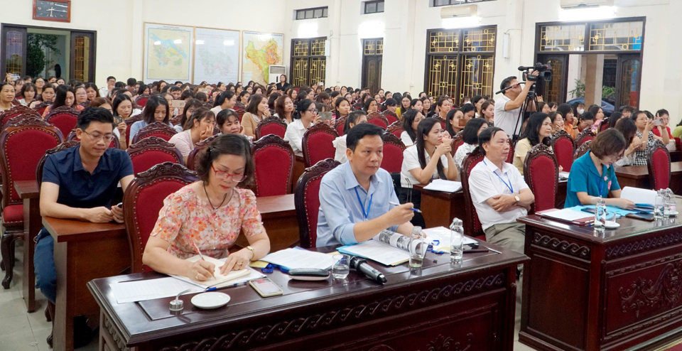 Việc tổ chức giải thưởng &ldquo;Nh&agrave; gi&aacute;o Đan Phượng t&acirc;m huyết, s&aacute;ng tạo&rdquo;&nbsp;l&agrave; dịp để lan tỏa những tấm gương đổi mới, s&aacute;ng tạo, nhiệt huyết, tận tụy, gi&aacute;o dục học sinh bằng t&igrave;nh y&ecirc;u thương.