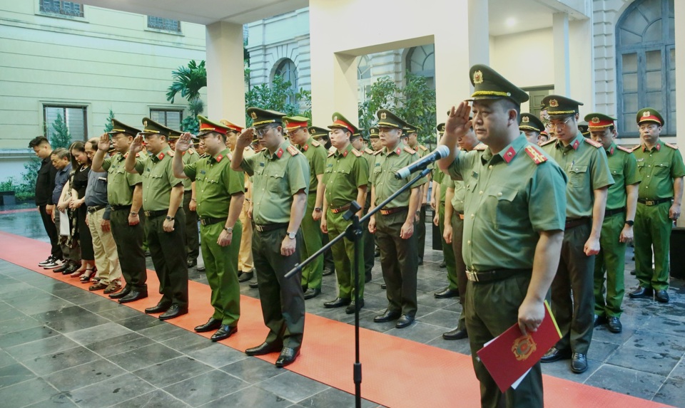 Đo&agrave;n đại biểu d&acirc;ng hương tại Đ&agrave;i tưởng niệm c&aacute;c Anh h&ugrave;ng liệt sĩ C&ocirc;ng an Thủ đ&ocirc;.