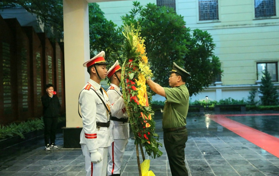 Trung tướng Nguyễn Hải Trung, Gi&aacute;m đốc C&ocirc;ng an TP H&agrave; Nội đặt v&ograve;ng hoa tưởng nhớ những người con đ&atilde; hy sinh v&igrave; sự b&igrave;nh y&ecirc;n của Thủ đ&ocirc;.