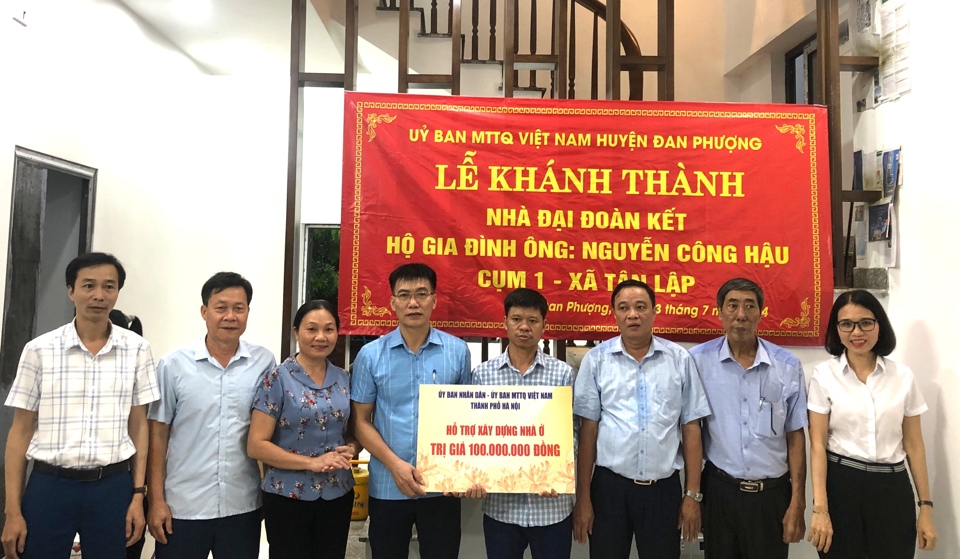 L&atilde;nh đạo huyện Đan Phượng trao hỗ trợ cho gia đ&igrave;nh &ocirc;ng Nguyễn C&ocirc;ng Hậu, cụm 1, x&atilde; T&acirc;n Lập.&nbsp;