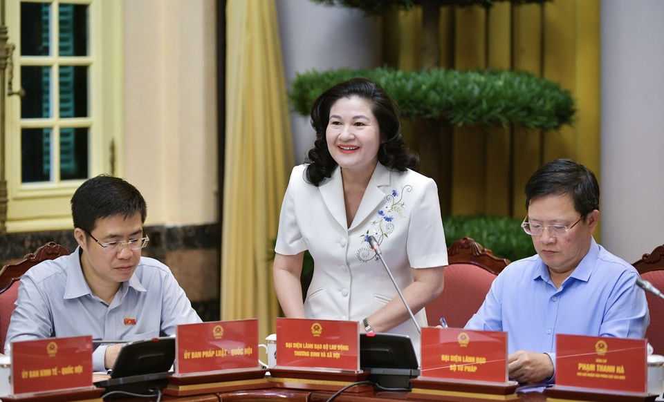 Thứ trưởng Bộ Lao động Thương Binh &amp; x&atilde; hội Nguyễn Thị H&agrave; th&ocirc;ng tin về Luật Bảo hiểm x&atilde; hội