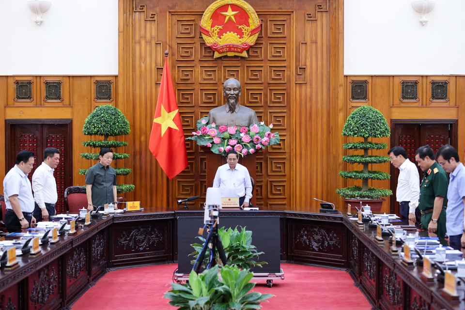 Thủ tướng Phạm Minh Ch&iacute;nh c&ugrave;ng c&aacute;c đại biểu th&agrave;nh k&iacute;nh d&agrave;nh một ph&uacute;t mặc niệm tưởng nhớ Tổng B&iacute; thư Nguyễn Ph&uacute; Trọng. Ảnh: VGP