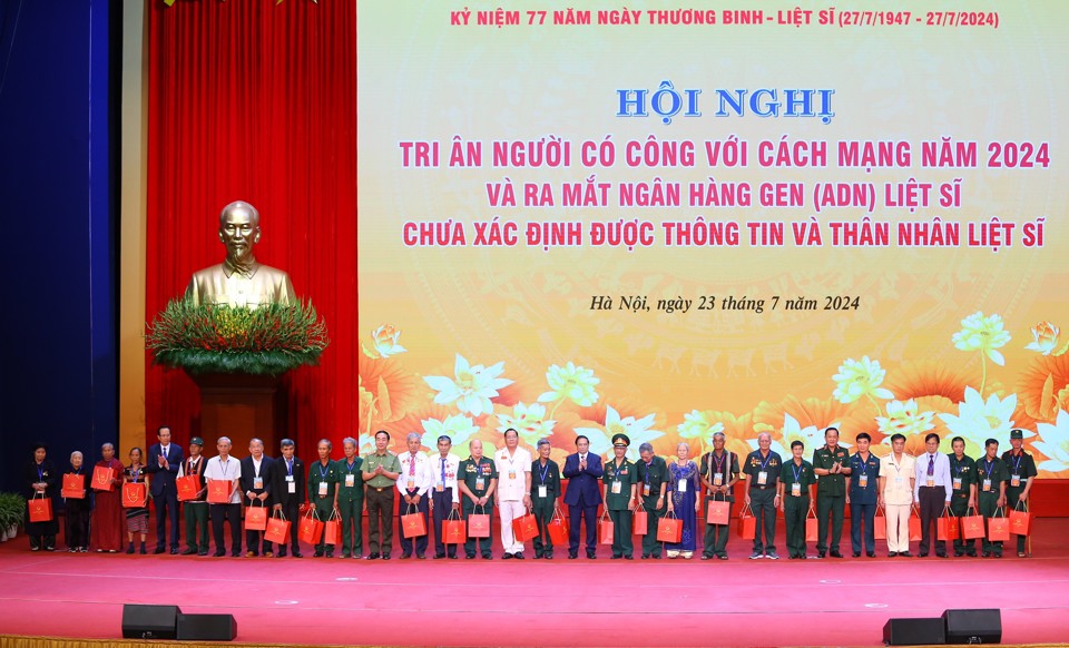 Thủ tướng Ch&iacute;nh phủ Phạm Minh Ch&iacute;nh v&agrave; Bộ trưởng Bộ LĐTB&amp;XH Đ&agrave;o Ngọc Dung tặng qu&agrave; cho người c&oacute; c&ocirc;ng.