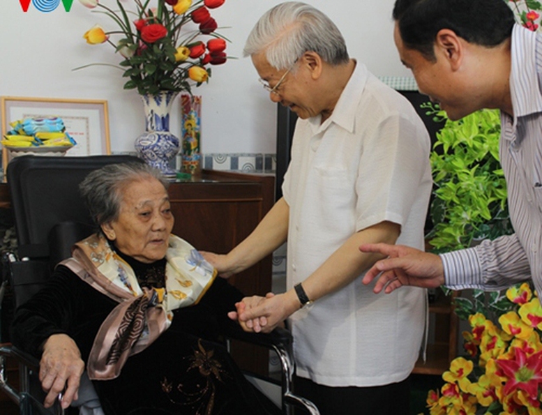 Tổng B&iacute; thư tới thăm v&agrave; tặng qu&agrave; Mẹ Việt Nam Anh h&ugrave;ng V&otilde; Thị Nhung, đang sinh sống tại phường An Thới, quận B&igrave;nh Thủy, TP Cần Thơ. Ảnh: VOV