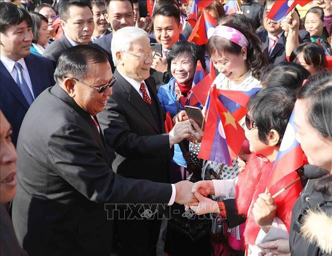 Tổng B&iacute; thư Nguyễn Ph&uacute; Trọng v&agrave; Tổng B&iacute; thư, Chủ tịch nước L&agrave;o&nbsp;Bounnhang Vorachith với Nh&acirc;n d&acirc;n Thủ đ&ocirc; H&agrave; Nội s&aacute;ng ng&agrave;y 19/12/2017. Ảnh: TTXVN