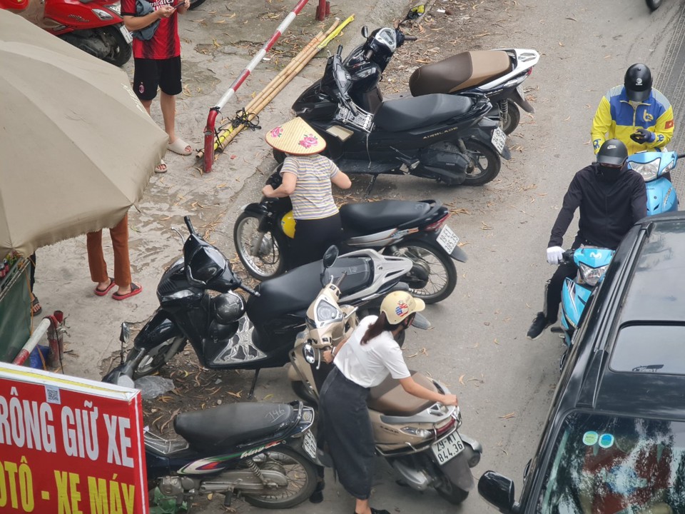 Xe được tr&ocirc;ng giữ ngay dưới l&ograve;ng đường 70. Người ra, người v&agrave;o tạo n&ecirc;n một khung cảnh hỗn loạn.