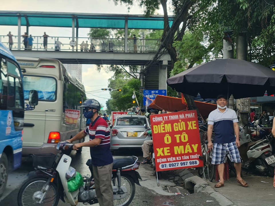 Lu&ocirc;n c&oacute; người t&uacute;c trực tại c&aacute;c điểm tr&ocirc;ng xe ch&egrave;o k&eacute;o kh&aacute;ch.