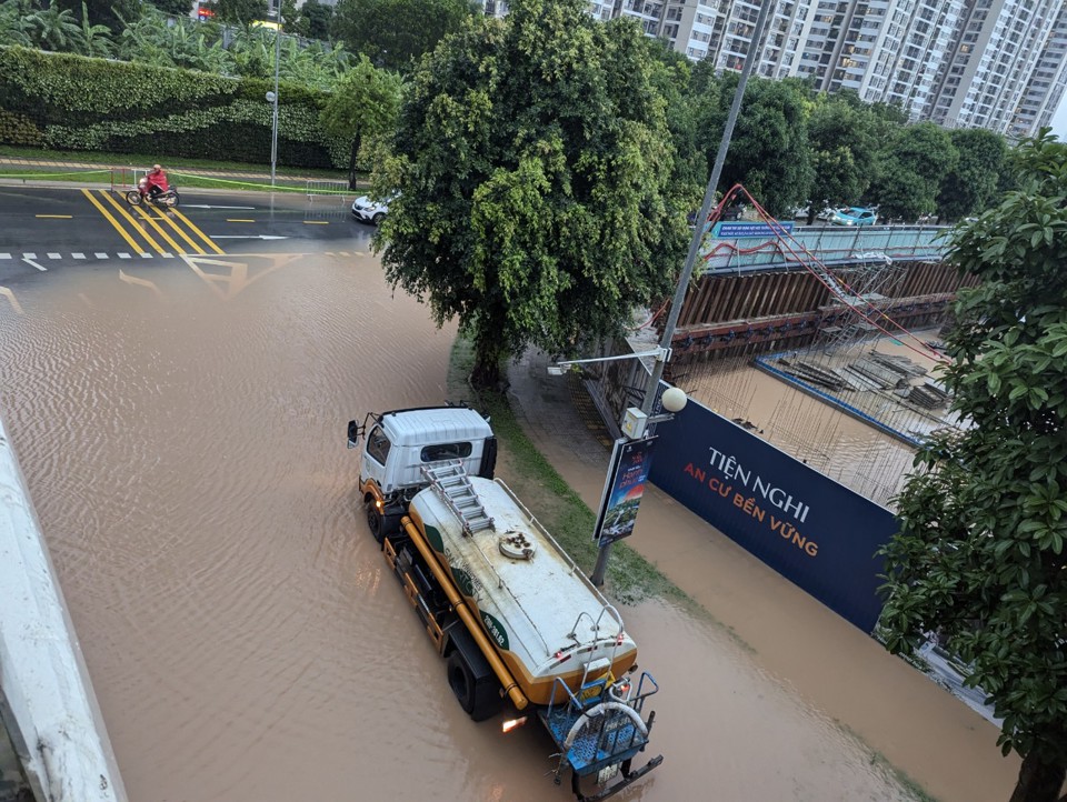 Một số điểm ngập cũng xuất hiện trong c&aacute;c tuyến đường nội bộ tại khu đ&ocirc; thị.