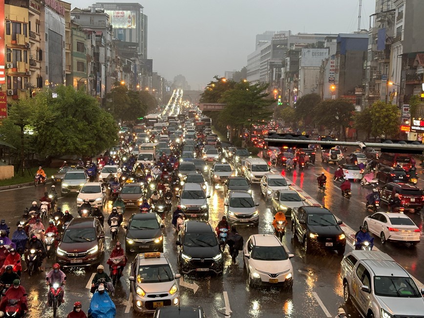 H&agrave;ng vạn phương tiện chen ch&acirc;n nhau nh&iacute;ch từng ch&uacute;t tr&ecirc;n đường Trường Chinh.