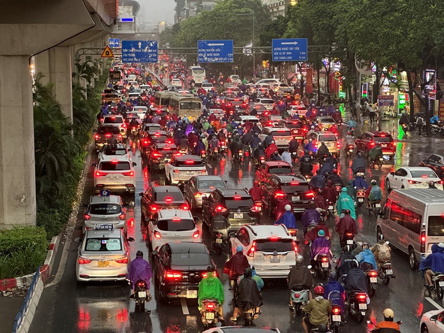 Từ rạng s&aacute;ng 23/7, cơn mưa lớn tr&uacute;t xuống Thủ đ&ocirc; H&agrave; Nội k&eacute;o d&agrave;i tới tận chiều tối.&nbsp;