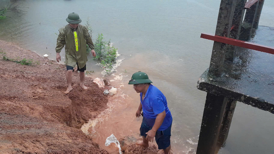 Đ&ecirc; bao Ph&uacute; B&igrave;nh (Ph&uacute; C&aacute;t, Quốc Oai) bị sụt l&uacute;n một b&ecirc;n sườn cống đập gi&aacute;p taluy.