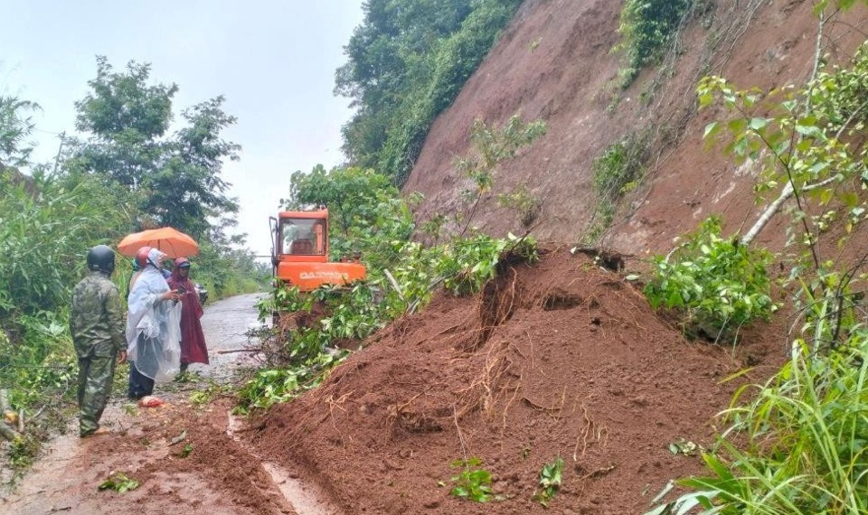 Hiện trường vụ sạt lở đất g&acirc;y tắc một phần đường li&ecirc;n x&atilde; Nh&acirc;n Đạo-Nghĩa Thắng.