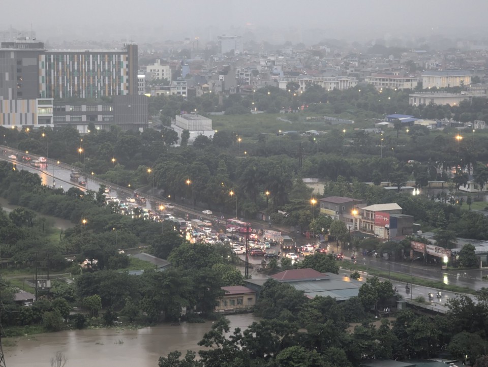 Đường bị ngập khiến giao th&ocirc;ng tại n&uacute;t giao cầu vượt đường 70 kh&aacute; hỗn loạn.