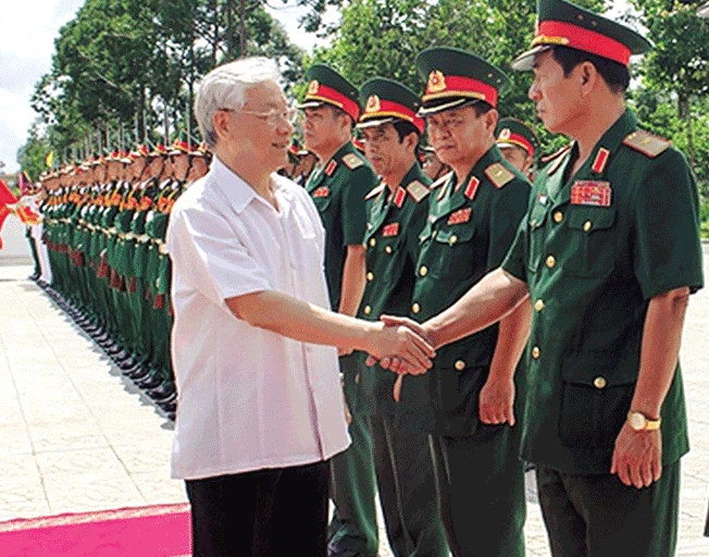 Tổng B&iacute; thư Nguyễn Ph&uacute; Trọng thăm Qu&acirc;n khu 9. Ảnh: VOV (nguồn:baochinhphu.vn)