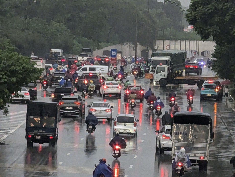 C&aacute;ch đ&oacute; kh&ocirc;ng xa, tại khu vực hầm Đại lộ Thăng Long giao th&ocirc;ng cũng bị rối do nước ngập dưới hầm.