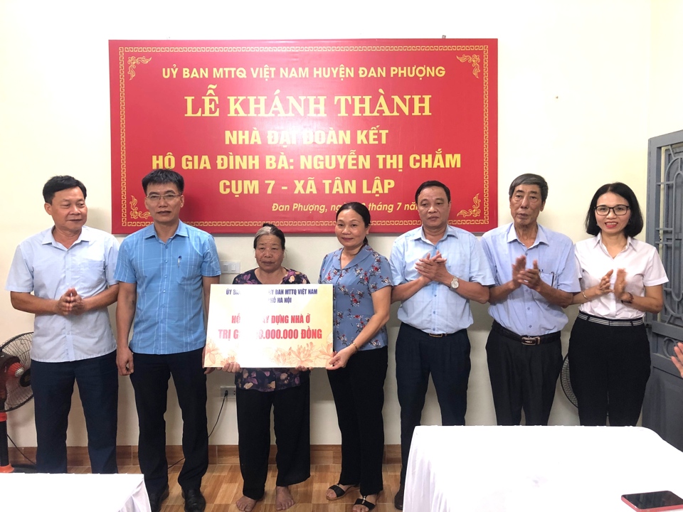 Chủ tịch Ủy ban MTTQ huyện Đan Phượng Phạm Thị Kim Oanh, Ph&oacute; Chủ tịch HĐND huyện Phạm Hồng Ho&agrave;n c&ugrave;ng đại diện ch&iacute;nh quyền địa phương trao hỗ trợ cho gia đ&igrave;nh b&agrave; Nguyễn Thị Chắm, cụm 7, x&atilde; T&acirc;n Lập.&nbsp;