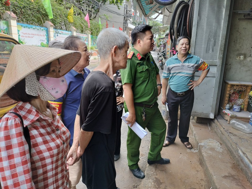 C&aacute;c đo&agrave;n kiểm tra li&ecirc;n ng&agrave;nh của phường Vĩnh Hưng r&agrave; so&aacute;t c&ocirc;ng t&aacute;c PCCC từng hộ d&acirc;n tr&ecirc;n địa b&agrave;n. Ảnh: VH