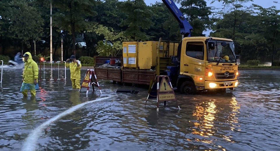 C&ocirc;ng nh&acirc;n tho&aacute;t nước ứng trực l&agrave;m nhiệm vụ tại khu vực Đ&agrave;m Quang Trung.