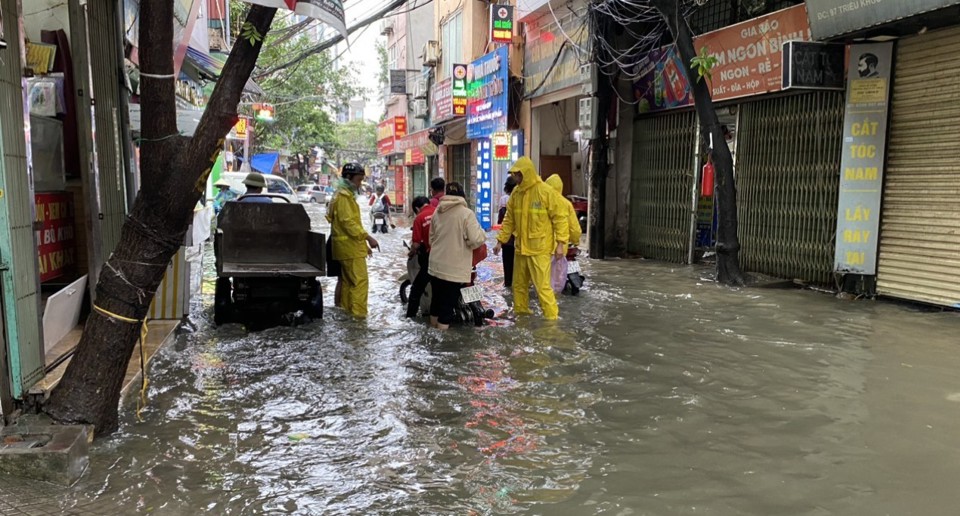 Hà Nội: nhiều tuyến đường rơi vào tình trạng ngập úng - Ảnh 2