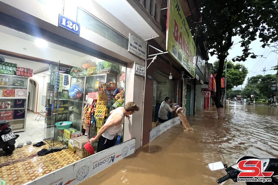 Khu vực ng&atilde; tư xe kh&aacute;ch, nước d&acirc;ng cao khoảng hơn 1 m, c&aacute;c hộ d&acirc;n phải thức trắng đ&ecirc;m để t&aacute;t nước chảy tr&agrave;n v&agrave;o nh&agrave;. Ảnh: b&aacute;o Sơn La.