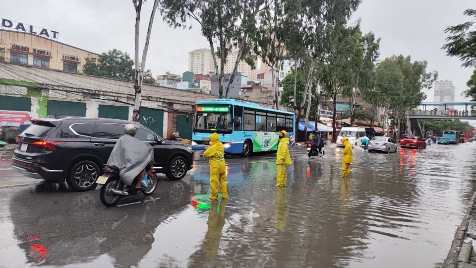 Khu vực Ph&ugrave;ng Hưng (H&agrave; Đ&ocirc;ng) ngập trong nước.