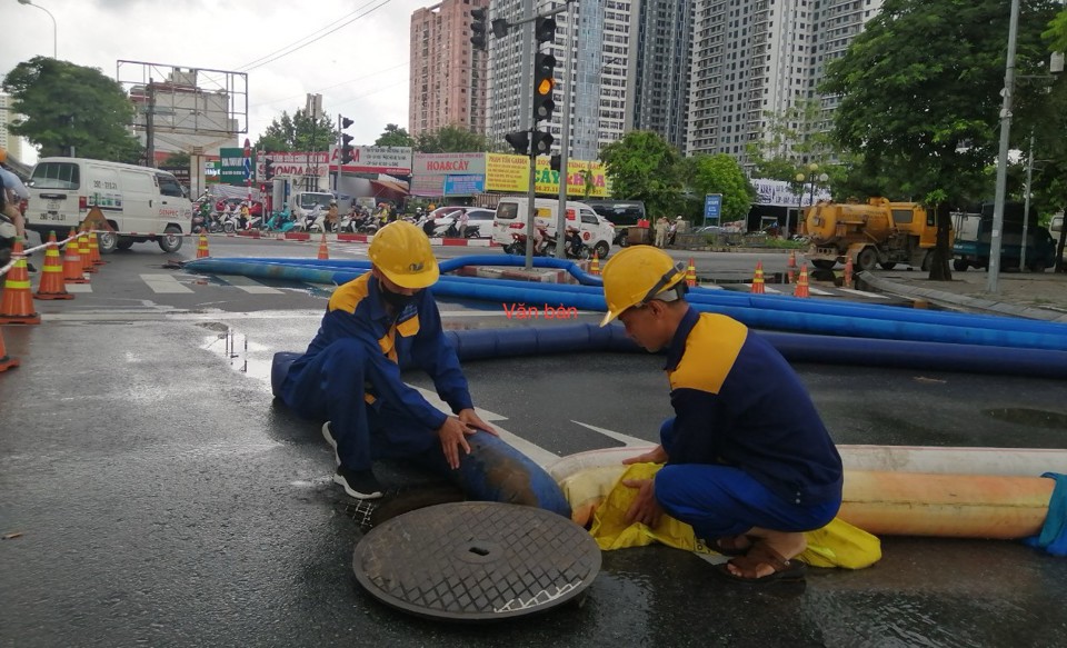 Nước trong c&aacute;c hồ được đưa thẳng v&agrave;o hệ thống tho&aacute;t nước chung của th&agrave;nh phố.