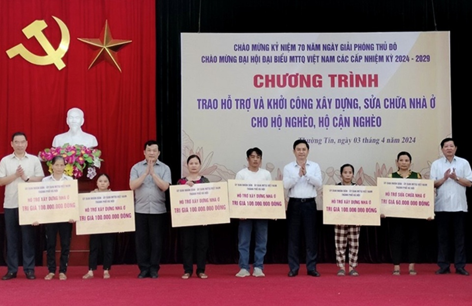 Ph&oacute; Chủ tịch UBND TP H&agrave; Nội H&agrave; Minh Hải v&agrave; l&atilde;nh đạo huyện Thường T&iacute;n trao hỗ trợ cho c&aacute;c hộ ngh&egrave;o , hộ cận ngh&egrave;o x&atilde; Nghi&ecirc;m Xuy&ecirc;n