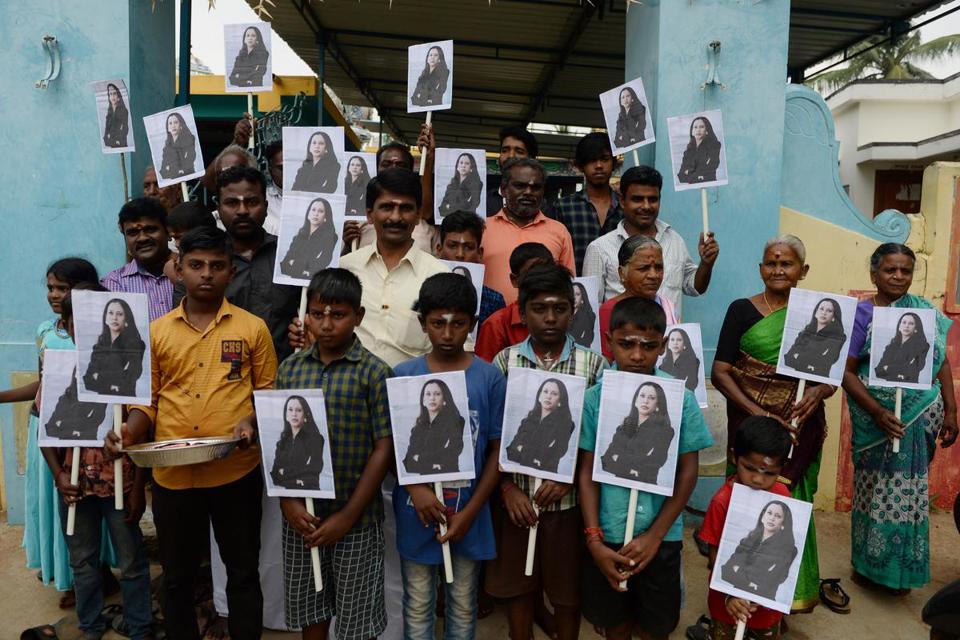 Người d&acirc;n l&agrave;ng Thulasendrapuram mang ảnh ủng hộ b&agrave; Kamala Harris. Ảnh: The Hindu