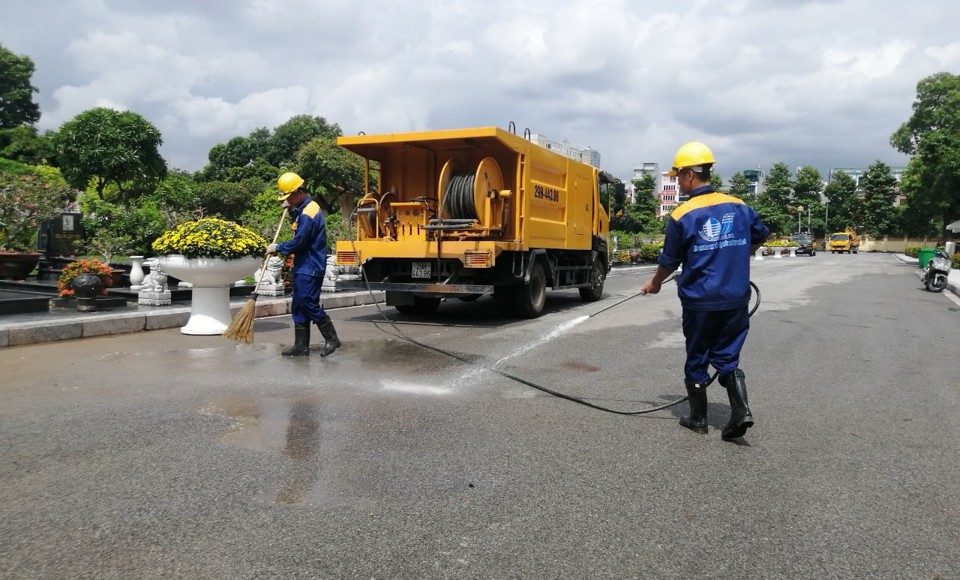 C&ocirc;ng nh&acirc;n tho&aacute;t nước dọn dẹp, đảm bảo cảnh quan khu&ocirc;n vi&ecirc;n nghĩa trang Mai Dịch.