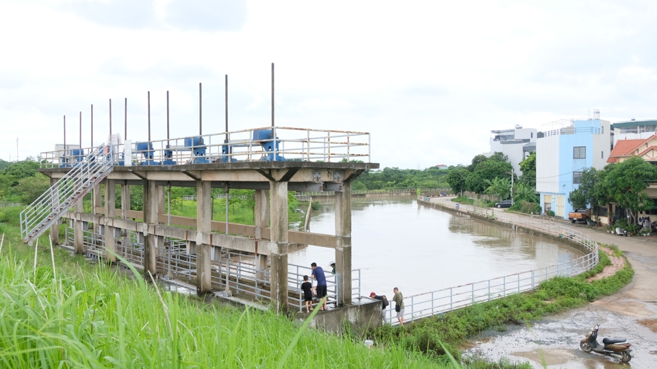 Do ảnh hưởng của b&atilde;o số 2, những ng&agrave;y qua tr&ecirc;n địa b&agrave;n H&agrave; Nội đ&atilde; c&oacute; mưa. Thống k&ecirc; đến trưa nay (24/7), h&agrave;ng ng&agrave;n h&eacute;c-ta c&acirc;y trồng v&agrave; một số khu vực thuộc c&aacute;c quận vẫn đang bị ngập nước.