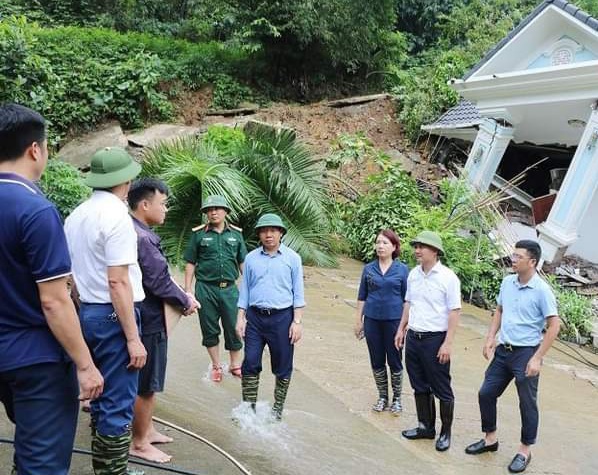 Chủ tịch UBND huyện Quốc Oai Nguyễn Trường Sơn c&ugrave;ng c&aacute;c ph&ograve;ng, ban của huyện kiểm tra thực tế&nbsp; v&agrave; động vi&ecirc;n thăm hỏi gia đ&igrave;nh bị sập nh&agrave; do sạt lở đất.