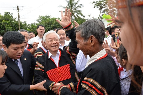 H&igrave;nh ảnh Tổng B&iacute; thư Nguyễn Ph&uacute; Trọng thăm đồng b&agrave;o c&aacute;c d&acirc;n tộc thiểu số xuất hiện trong phim t&agrave;i liệu &ldquo;80 năm Đề cương về văn h&oacute;a Việt Nam&rdquo;.