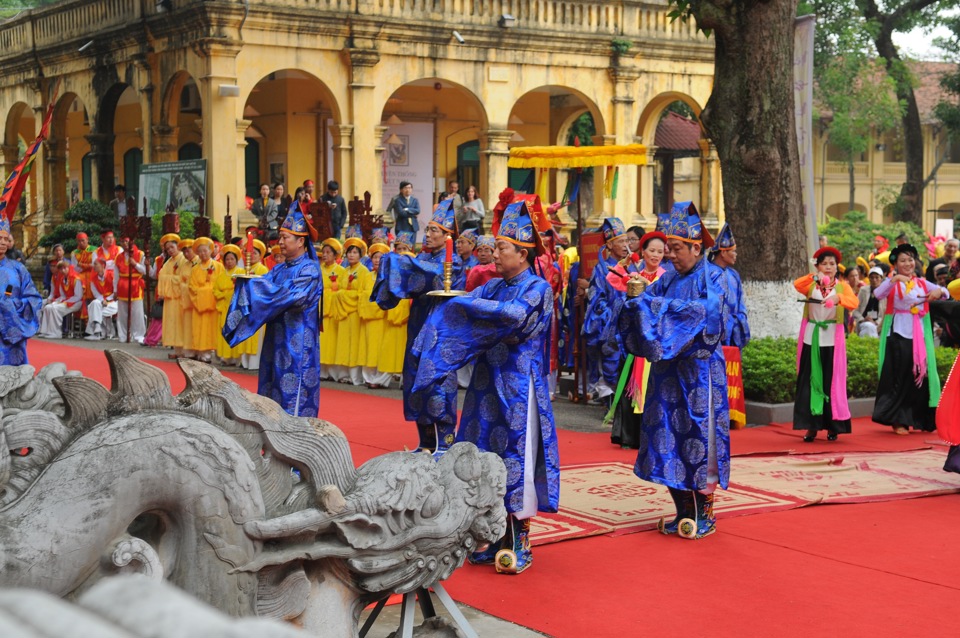 Nghi lễ dâng hương trong lễ hội Xuân Hoàng thành Thăng Long. Ảnh: Phạm Hùng