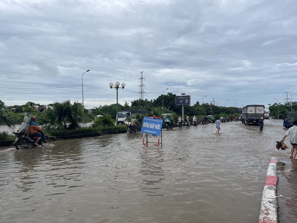 Đầu cầu vượt đường sắt Y&ecirc;n Nghĩa ngập s&acirc;u.